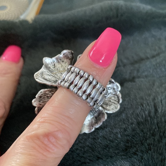 Beautiful silver tone flower 🌸 ring stretch band size 6.5 + - Picture 5 of 13